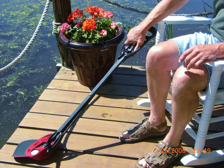 U CaneGrabber picking up cap